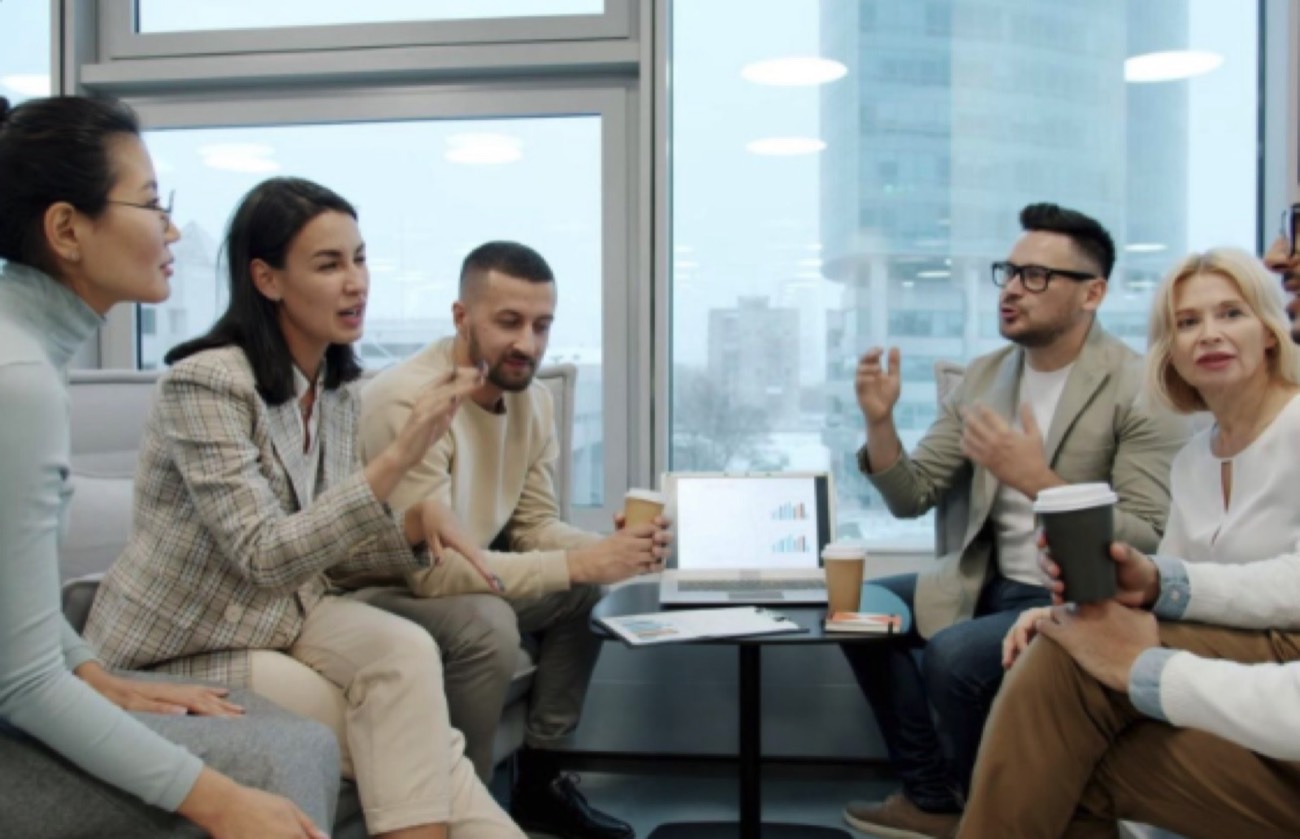 Equipo conversando en una reunión de oficina