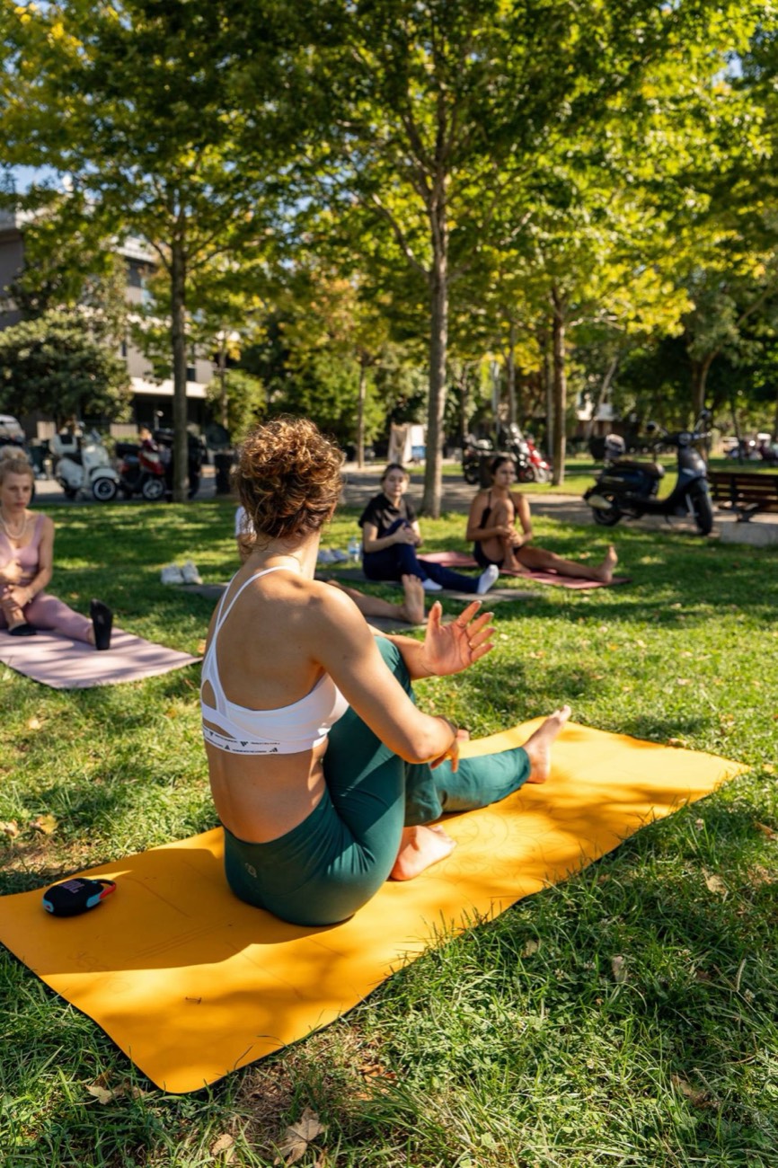 Sesión de yoga al aire libre en un parque