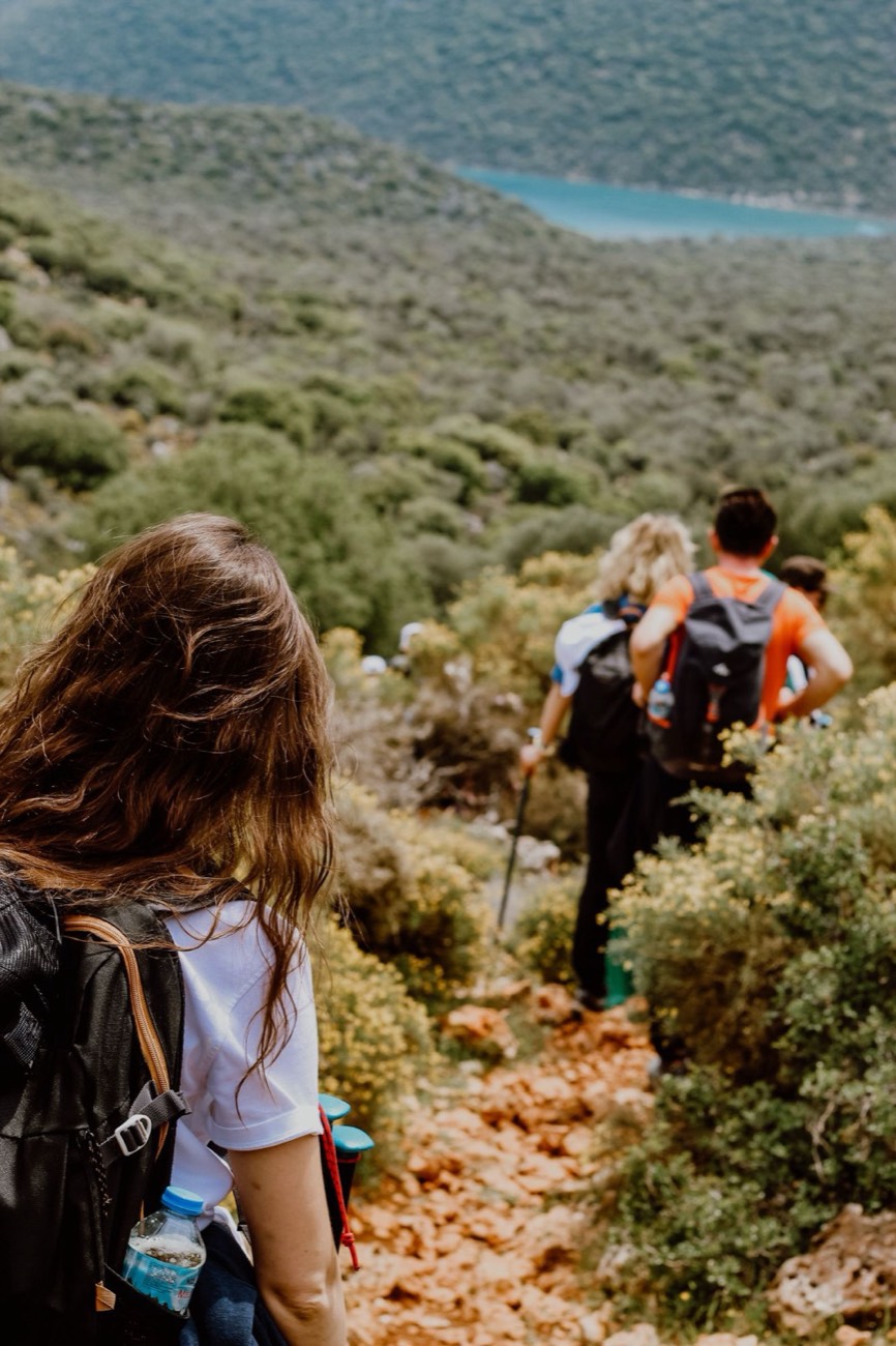 Equipo caminando por un sendero de montaña